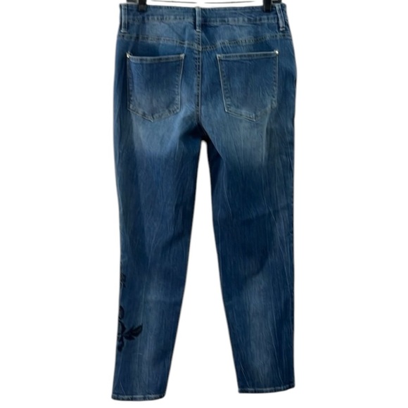 Chico’s 0.5(6) Platinum Denim Collection
Sequin/Floral Embroidery Skimmer Jean - Picture 3 of 9